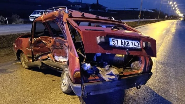 Boyabat’ta Minibüs Otomobille Çarpıştı: 1 Ölü, 10 Yaralı Sinop'un Boyabat ilçesinde meydana gelen trafik kazasında, servis minibüsü ile