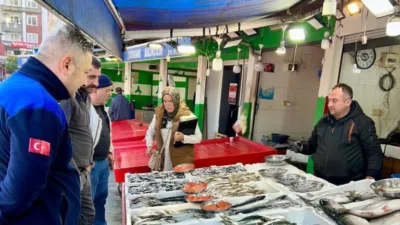 Zabıta ekipleri, balık pazarında gerçekleştirdiği kapsamlı denetimlerde fiyat etiketleri, ürün