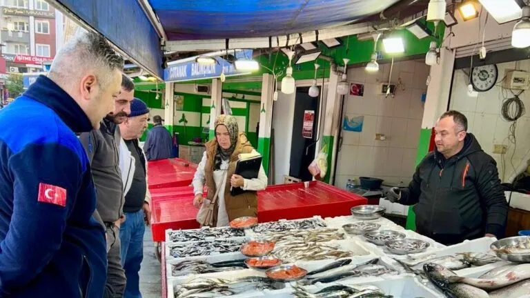 Zabıta ekipleri, balık pazarında gerçekleştirdiği kapsamlı denetimlerde fiyat etiketleri, ürün