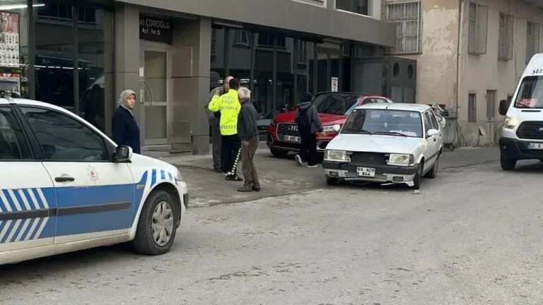 Tokat'ın Niksar ilçesinde yol kontrolü sırasında 'dur' ihtarına uymayarak bir