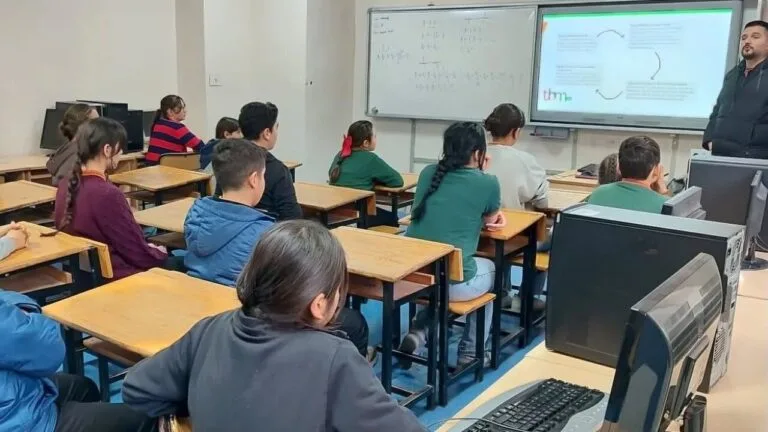 Teknolojinin hızla gelişmesiyle birlikte çocuk ve gençlerde görülen bağımlılık riskine