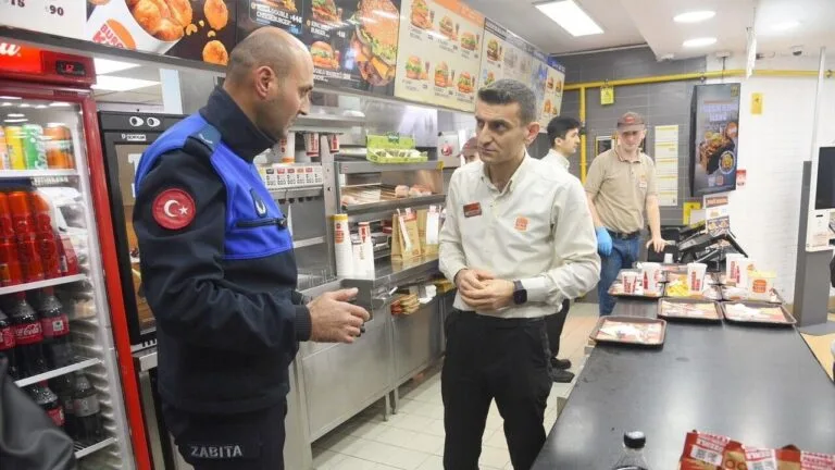 Giresun Belediyesi Zabıta Müdürlüğü ekipleri, kentteki zincir fast food işletmelerinde