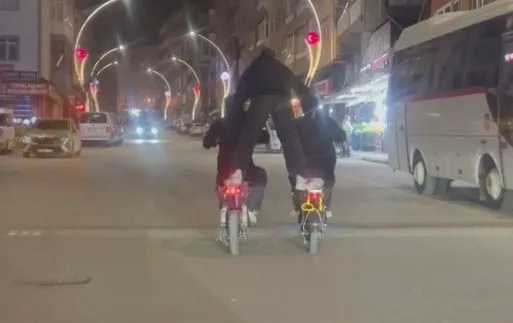 Karabük'te üç kişinin elektrikli bisikletlerle yaptığı akıl almaz ve tehlikeli