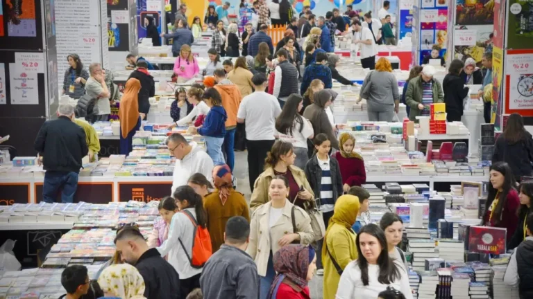 Giresun Belediyesi'nin ev sahipliğinde düzenlenen 5. Giresun Kitap Fuarı, dokuz