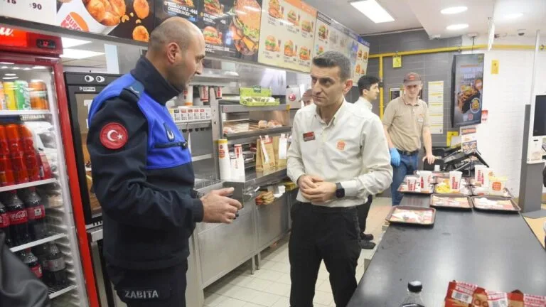 Giresun Belediyesi Zabıta Müdürlüğü ekipleri, kentteki zincir fast food işletmelerine
