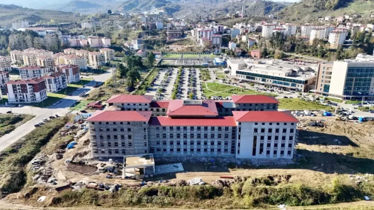 Giresun Tıp Morfoloji Binası 2026’da Açılıyor: Sona Yaklaşıldı Giresun Üniversitesi Tıp Fakültesi Morfoloji binasının inşaatında sona yaklaşıldı. Yüzde