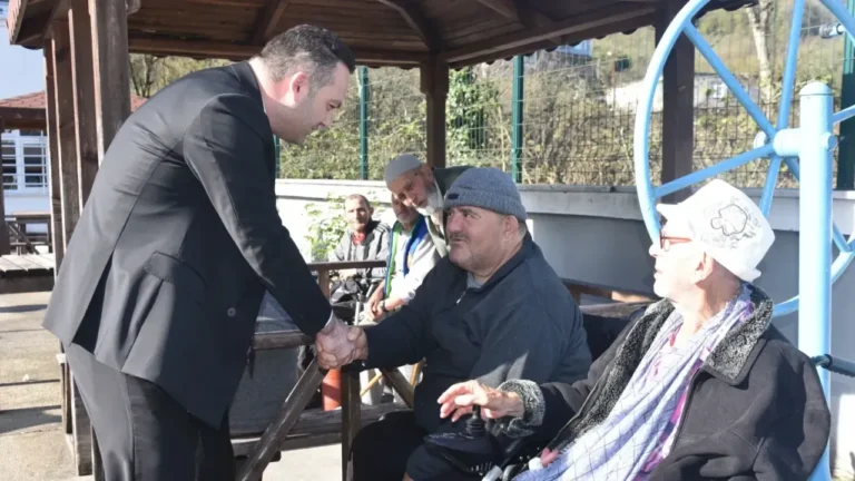 Başkan Dede ve eşi, Engelliler Günü'nde özel bir bakım merkezini