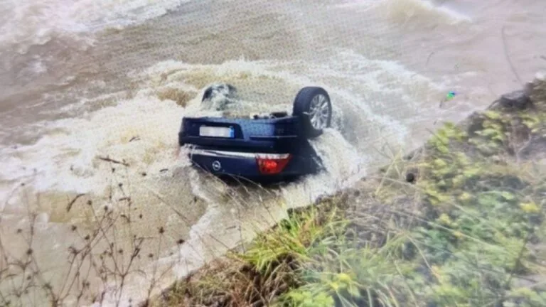 Giresun’da Dereye Uçan Aracın Sürücüsü Kayboldu: Arama Başladı Giresun'un Bulancak ilçesinde Pazarsuyu Deresi'ne uçan otomobilin sürücüsü akıntıya kapılarak