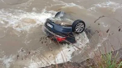 Giresun'un Bulancak ilçesinde meydana gelen trafik kazasında, dereye uçan aracın