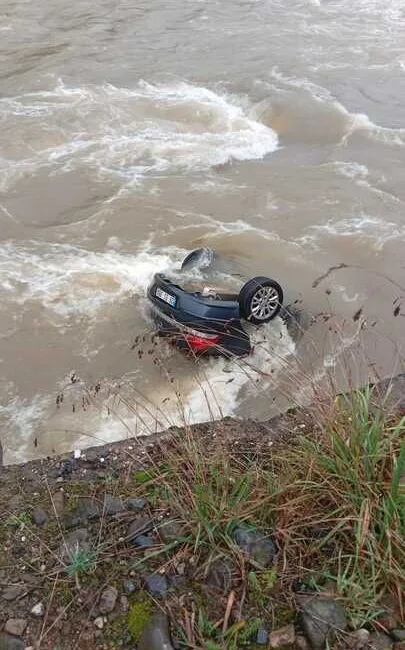 Giresun Bulancak’ta Kaza: Dereye Uçan Sürücü Akıntıda Kayboldu Giresun'un Bulancak ilçesinde meydana gelen trafik kazasında, dereye uçan aracın