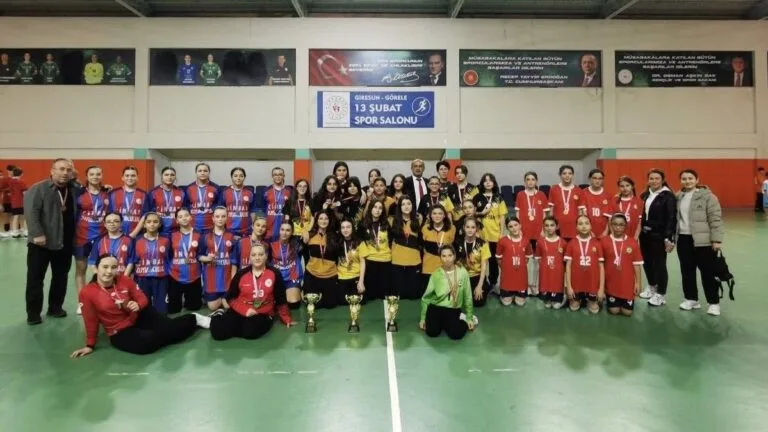 Görele'de düzenlenen Okul Sporları Hentbol Müsabakaları sona erdi. Genç ve