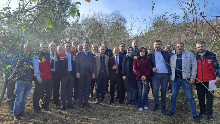 Giresun'un coğrafi işaretli Piraziz Elması için kış budama eğitimi verildi.