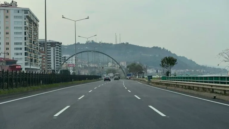 Karadeniz Sahil Yolu'nun Giresun Piraziz geçişindeki yol yenileme çalışmaları sona