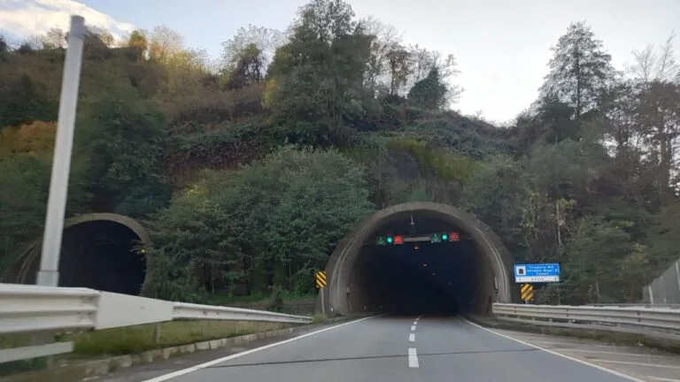 Karadeniz Sahil Yolu Giresun geçişindeki Tirebolu Tüneli'nin aydınlatması yetersiz bulunuyor.