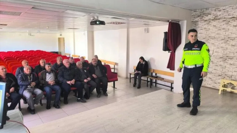 Giresun'un Alucra ilçesinde servis aracı sürücülerine yönelik kapsamlı bir trafik