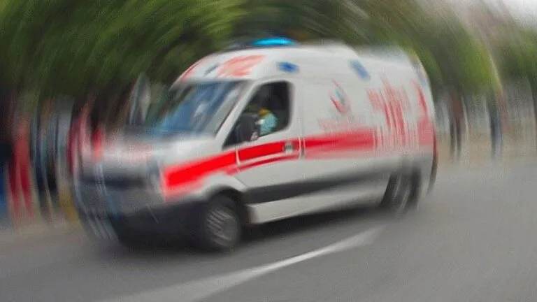 Komşuda iki aracın çarpıştığı kazada 1 kişi öldü, 4 kişi