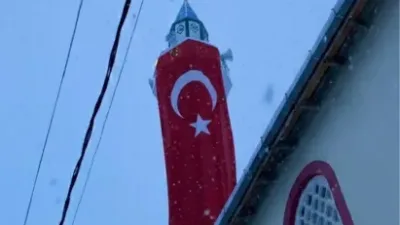 Bayrak saldırısına minareli tepki