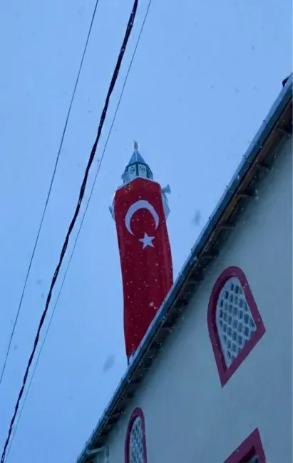 Bayrak saldırısına minareli tepki