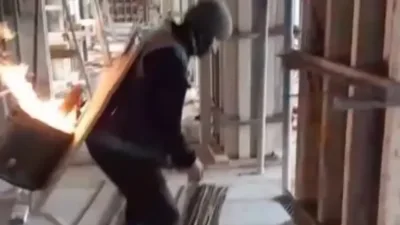 Dondurucu soğukta içerisinde ateş yanan tenekeyi sırtına alıp çalıştı