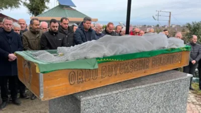 Trafik kazasında ölen hemşire son yolculuğuna gelinliğiyle uğurlandı Trafik kazasında ölen hemşire son yolculuğuna uğurlandı