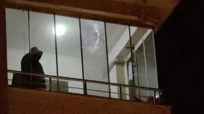 Yorgun mermi, beş katlı bir binanın en üst katındaki dairenin