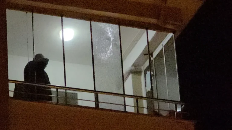 Yorgun Mermi Dairenin Balkonuna Isabet Etti Yorgun mermi, beş katlı bir binanın en üst katındaki dairenin