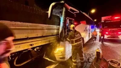 Yolcu otobüsünün TIR'a çarptığı kazada muavin hayatını kaybetti, 3 kişi