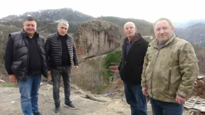 Giresun’da tonlarca ağırlığındaki iki dev kayanın, dik yamaca adeta fizik