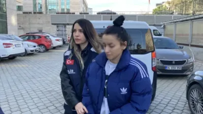 İki kadın, eve çağırdıkları arkadaşını darbedip telefonunu gasbetti.