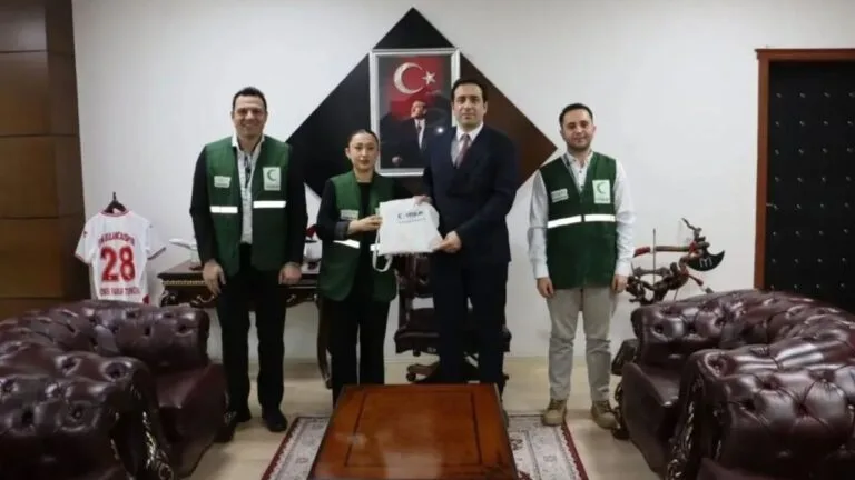 Bulancak Kaymakamı Tuncer Yeşilay Heyetini Ağırladı Bulancak Kaymakamı Ömer Faruk Tuncer, Giresun Yeşilay Temsilcisi Bekir Yücel