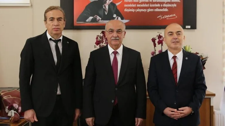 Giresun Üniversitesi Fen Edebiyat Fakültesi’nde dekanlık devir teslim töreni gerçekleştirildi.