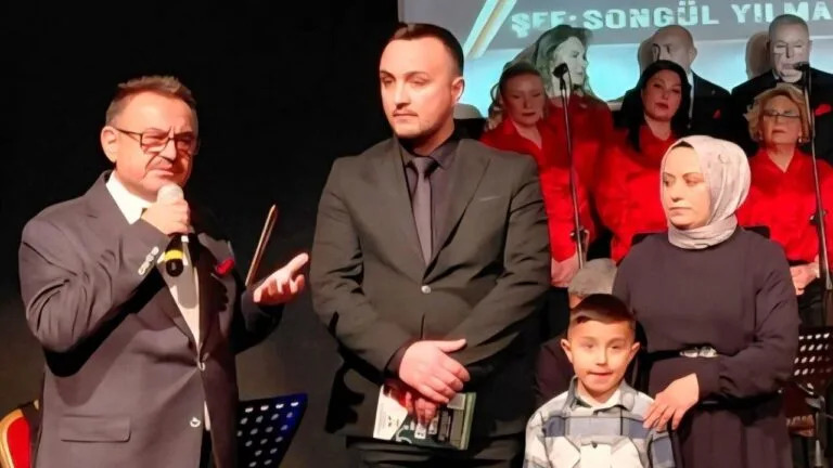 Başkanlığını Necmi Kaya'nın yaptığı Giresun Bolahenk Türk Müziği Derneği Korosu,"DMD