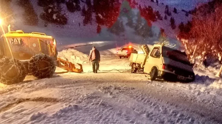 Giresun'un Alucra ilçesi Doludere köyü yolunda yoğun kar yağışı nedeniyle