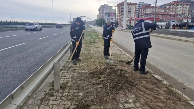 Giresun'un Piraziz Belediyesi, ilçe girişini ve kaldırımları temizlemek amacıyla kapsamlı