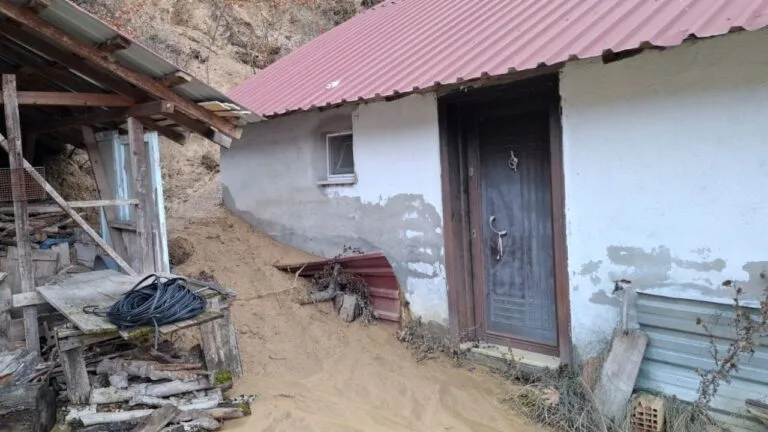 Heyelan nedeniyle 3 ev tahliye edildi