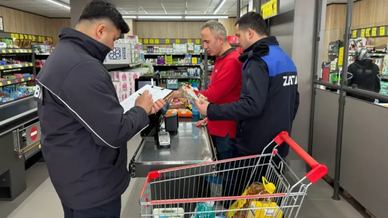 Giresun’da Zincir Market Denetimleri Devam Ediyor Giresun'da zincir marketlerde gıda denetimleri sürüyor.