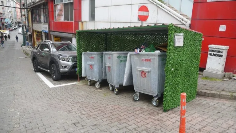 Giresun'da çöp konteynerlerine çevresel dokunuş