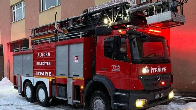 Giresun’un Alucra ilçesinde, ilçenin tek merdivenli itfaiye aracının yaklaşık 9