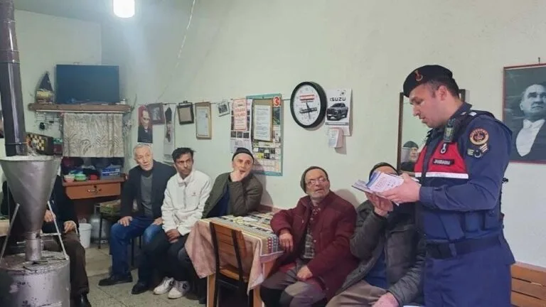 Güce’de Jandarma’dan Doğal Afet Uyarısı Güce İlçesi'nde jandarma, doğal afetler hakkında bilgilendirme yaptı.