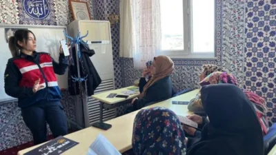 Giresun'un Güce ilçesinde Kadın Destek Uygulaması (KADES) hakkında vatandaşlar bilgilendirildi.