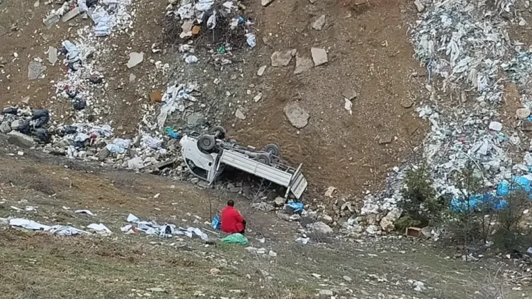 Kamyonet Şarampole Devrildi Kontrolden çıkan kamyonet 30 metreden şarampole yuvarlandı.