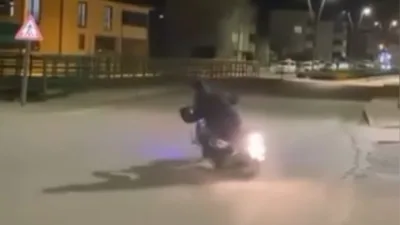 Motosiklet sürücüsünün drift attığı anlar kamerada