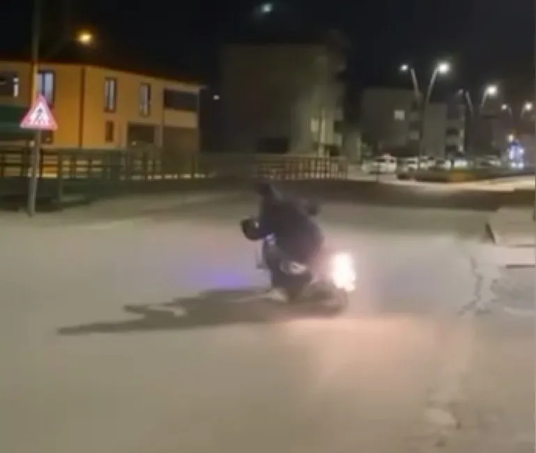 Motosiklet sürücüsünün drift attığı anlar kamerada