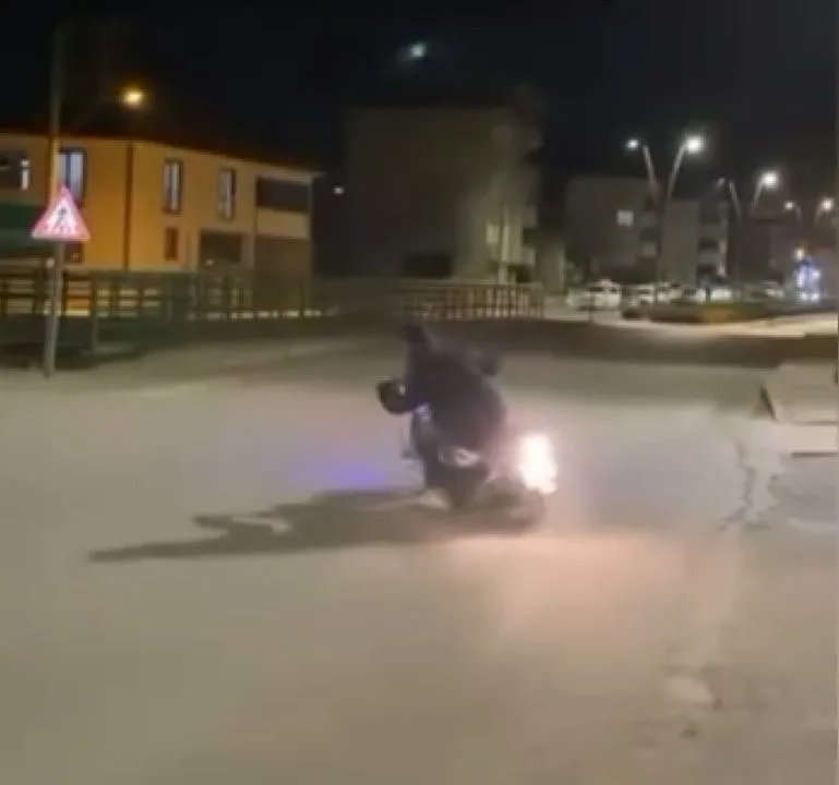 Motosiklet sürücüsünün drift attığı anlar kamerada