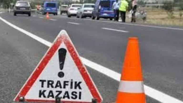 Giresun’da motosikletle kamyonetin çarpıştığı kazada 2 kişi öldü Giresun'un Yağlıdere ilçesinde kamyonet ile çarpışan motosikletteki 2 kişi öldü.