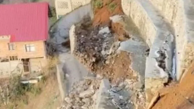 Rize'nin Ardeşen ilçesinde istinat duvarı heyelan nedeniyle çöktü.