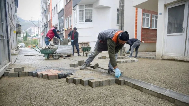 Giresun’da Sokaklar Yenileniyor, Sorunlar Çözülüyor Giresun Belediyesi, kent genelindeki yol yenileme ve altyapı çalışmalarını hız