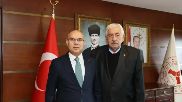 Giresun Valisi Mustafa Koç, Giresun Gazeteciler Derneği ziyareti sırasında dikkat