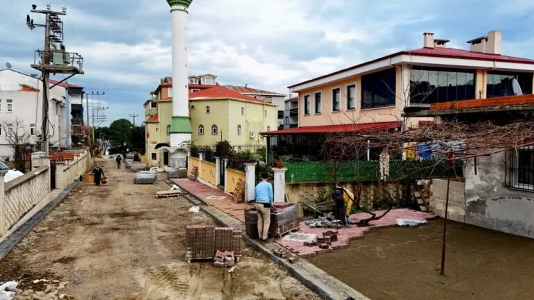 Piraziz Belediyesi tarafından Maden Mahallesi’nde başlatılan renkli parke taşı ve