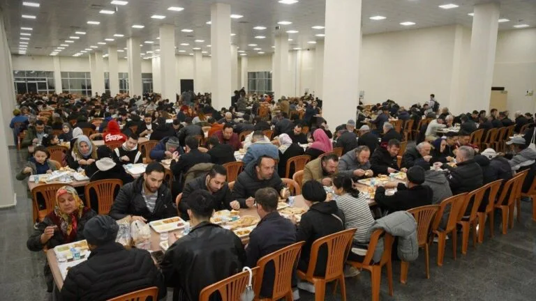 Giresun Belediyesi tarafından geleneksel hale getirilen Ramazan iftar sofraları, Ramazan’ın